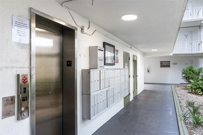 Foto del edificio - 4215 N University Dr