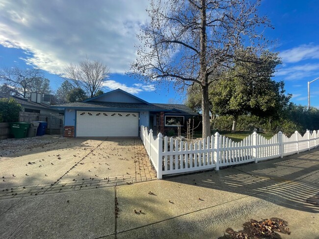 Foto del edificio - Charming Home off Shasta View!