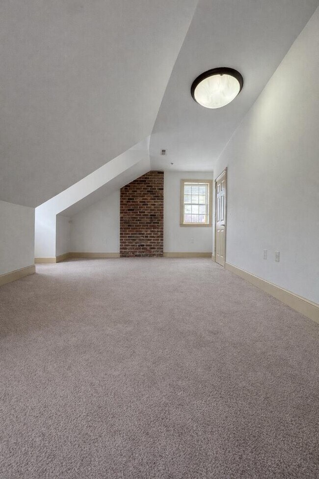 Building Photo - 26B W. Old Street - #F