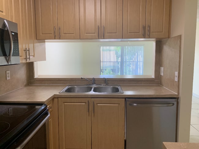 Foto del edificio - 8431 Royal Palm Blvd