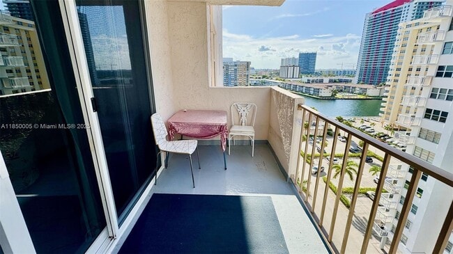 Foto del edificio - 1865 S Ocean Dr