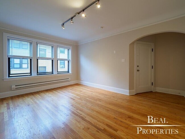 Foto del edificio - 0 bedroom in CHICAGO IL 60647