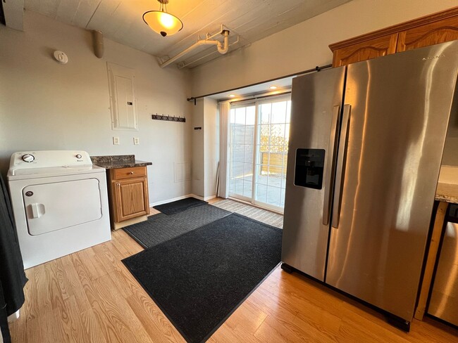 Foto del edificio - Industrial Style 3 Bedroom Home AVAILABLE JUNE!!!