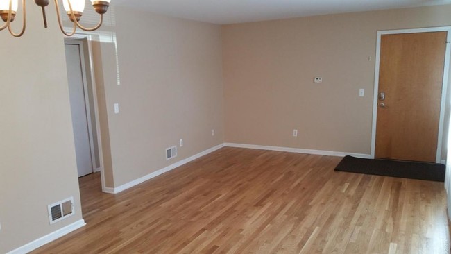 Building Photo - 6881 Country Ln