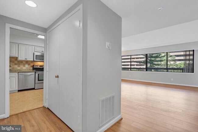 Building Photo - 3709 S George Mason Dr
