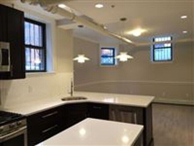 Foto del edificio - Garden Level Unit. No Brokers Fee, No Security Deposit, Heat and Hot Water Included, Elevator, La...