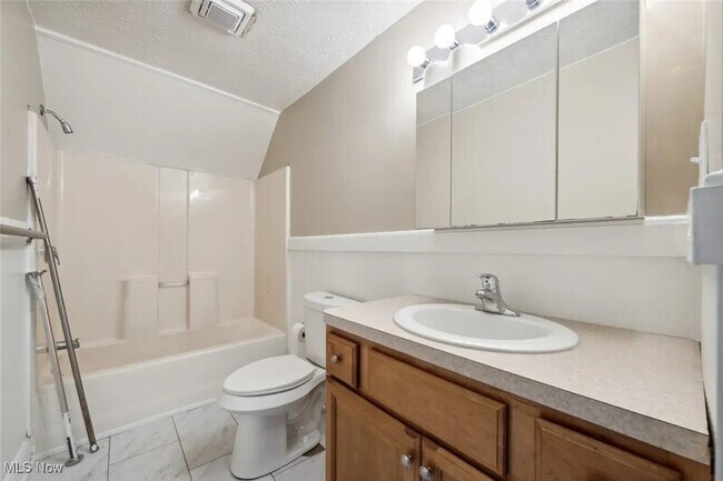 Foto del edificio - 3399 E 65th St