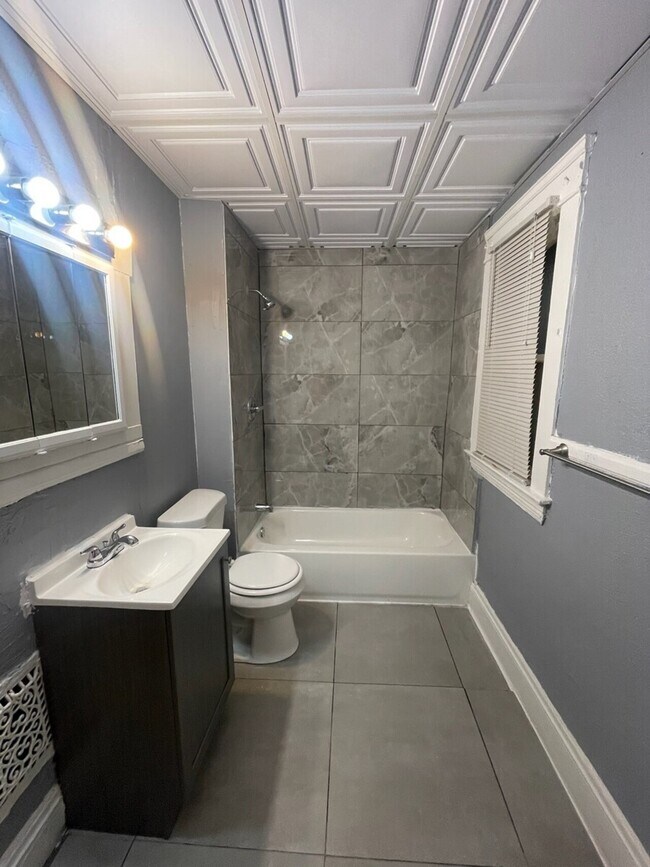 Foto del edificio - Envision-11705 Hamlen Ave
