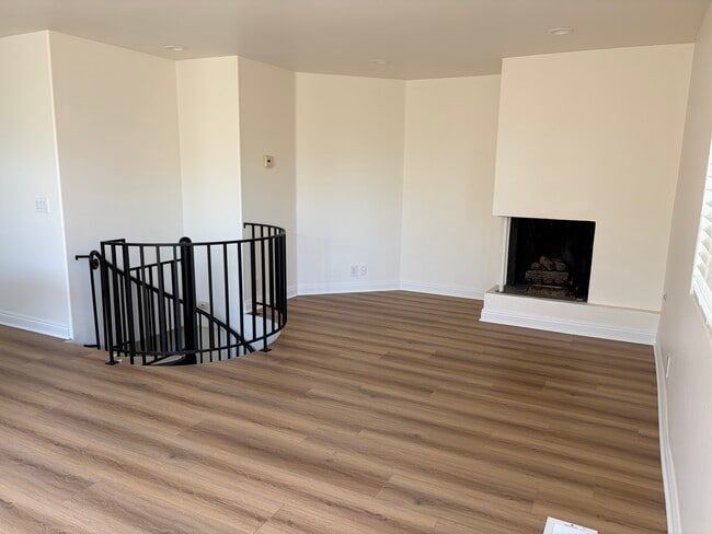 Building Photo - 3111 Bayview Dr