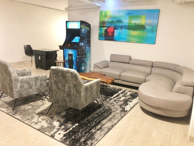 Building Photo - Cute Studio Downtown! 8 Weeks Free!!