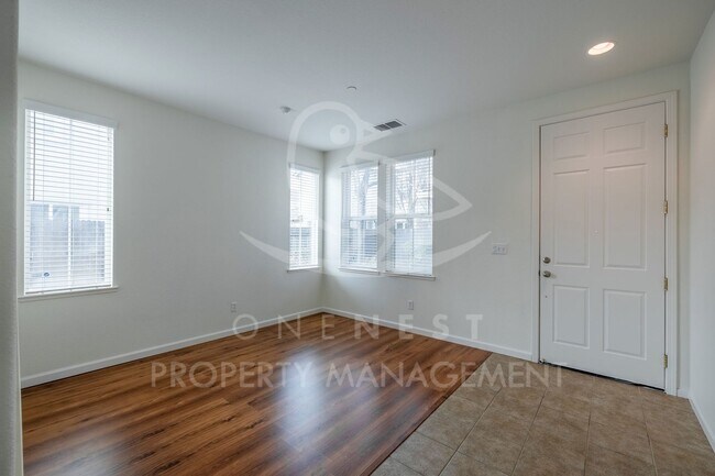 Building Photo - Spacious 3-Bedroom Home in Gated Lincoln Crossing Community