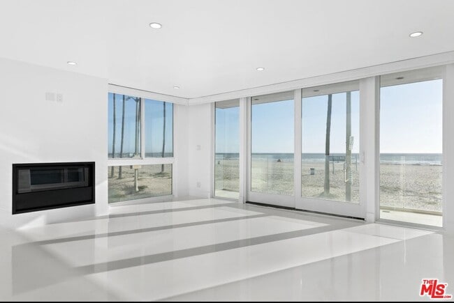 Building Photo - 2419 Ocean Front Walk