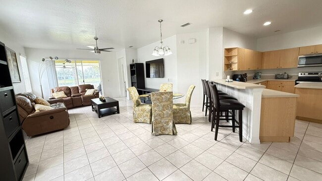 Building Photo - Fully Furnished Townhouse with Water View ...