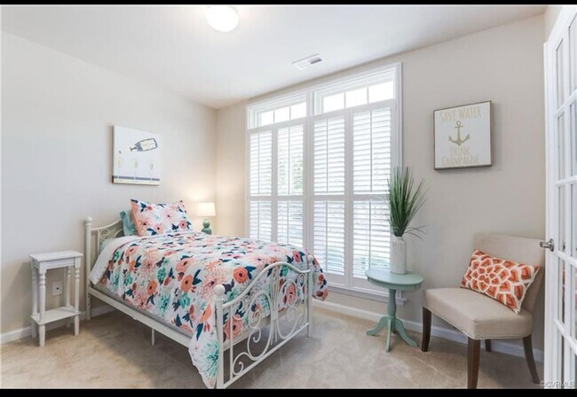 Foto del edificio - Beautiful 3 Bedroom Townhouse in West Broad Village