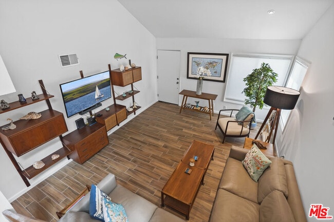 Building Photo - 6505 Dume Dr