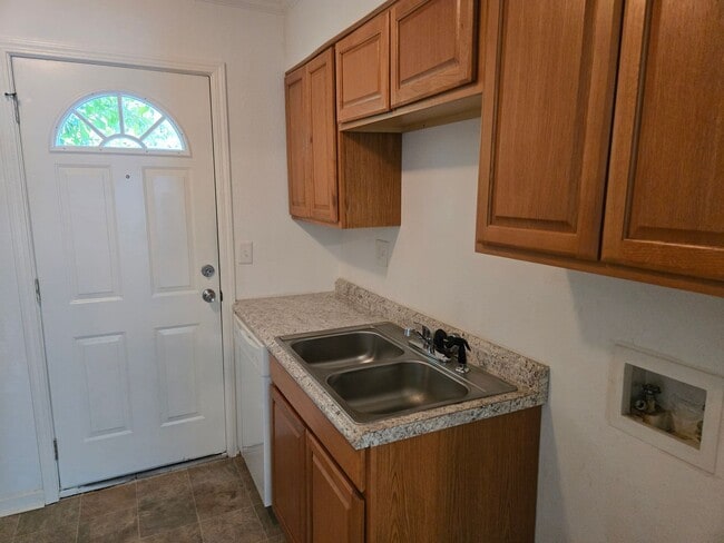 Building Photo - 2 bedroom 1 bath