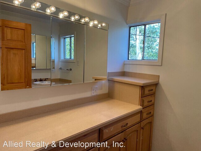 Building Photo - 4 br, 2.5 bath House - 1602 27th Avenue E