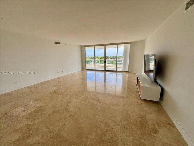 Foto del edificio - 21050 Point Pl