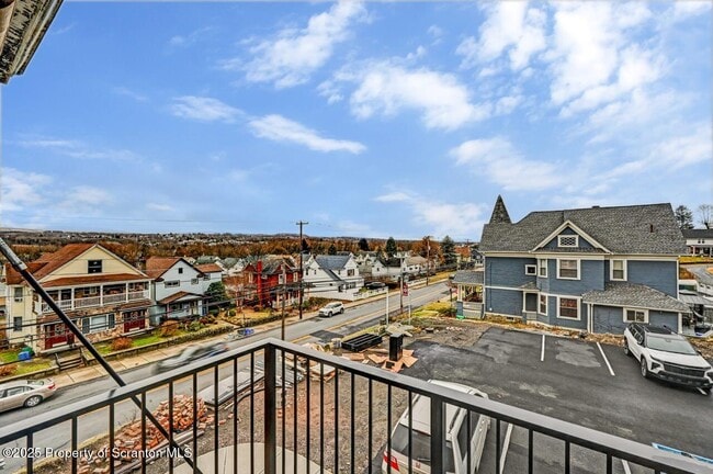 Building Photo - 633 Main St