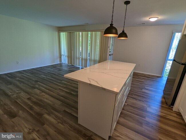 Foto del edificio - 7228 Donnell Pl