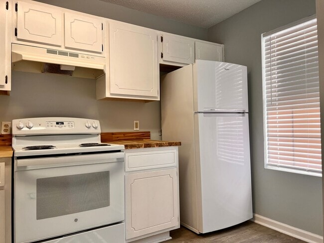 Building Photo - COMING LATE FEBRUARY 2026! (Small Pets Only)