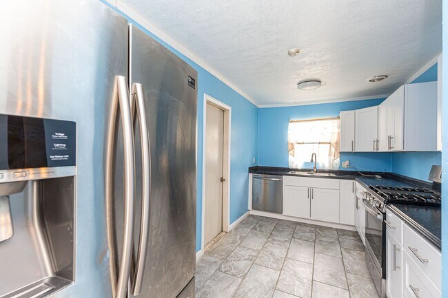 Building Photo - LOOK NO FURTHER! Beautiful 3 Bedroom / 1Ba...