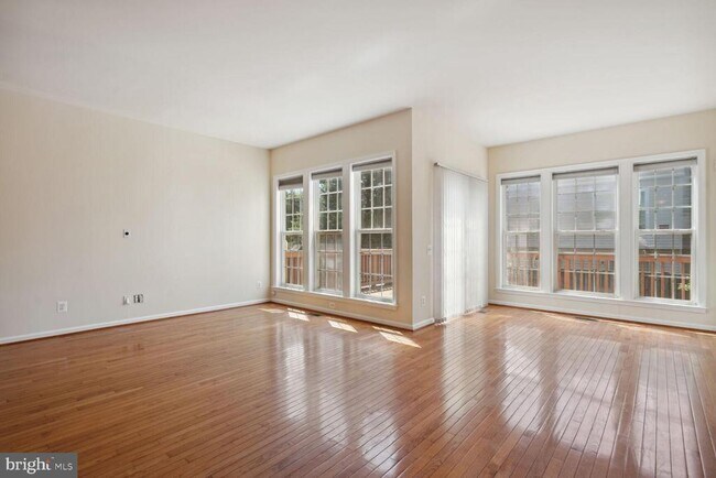 Foto del edificio - 6323 Dunn Ct