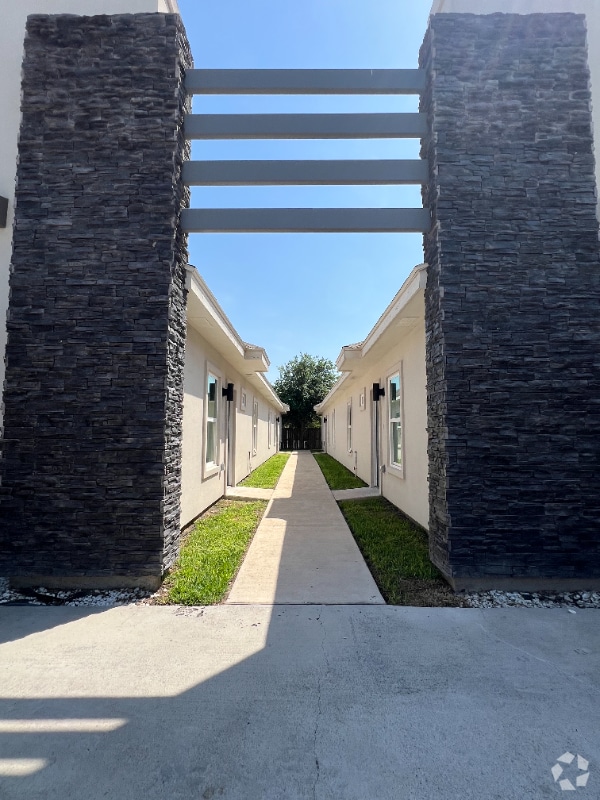 Building Photo - 904 E la Cantera Ave