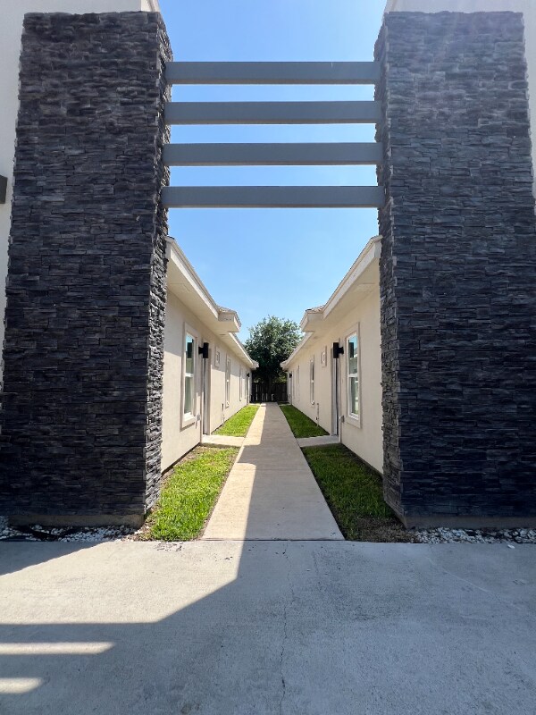 Primary Photo - 904 E la Cantera Ave