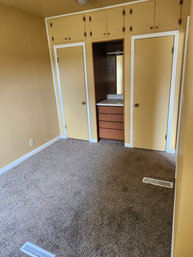 Building Photo - 206 McMartin St