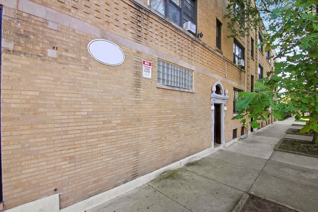 Building Photo - 1701 W North Shore Ave