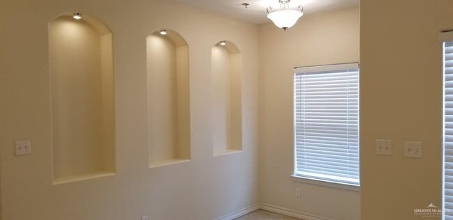 Building Photo - 15 Samgar St