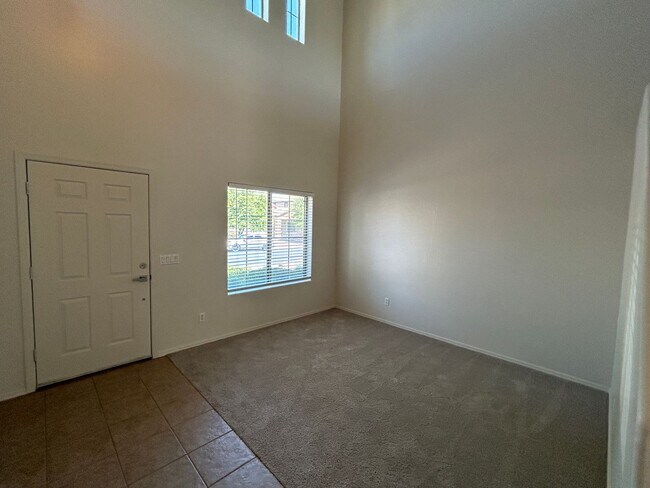 Building Photo - Fantastic 3 bedroom room with loft and 2.5...