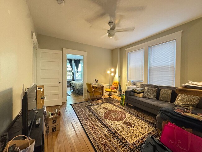 Foto del edificio - Charming 2BR in East Rock | Hot Water Included | Walk to Yale & SOM