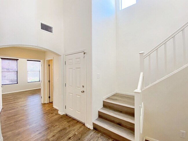 Foto del edificio - 4 BEDROOM + DEN 3 BATH HOME IN NORTHWEST