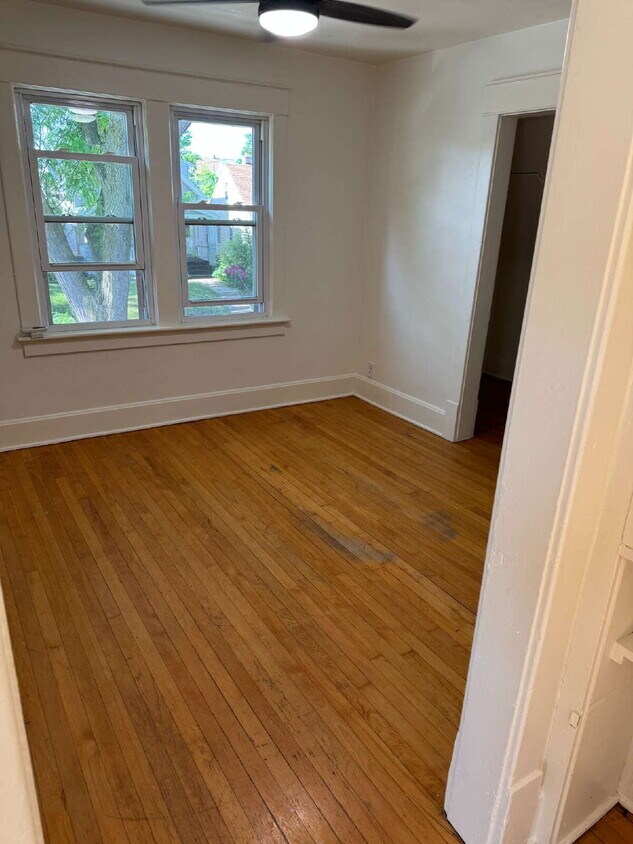 Foto principal - 3-Bedroom Upper Duplex on W Washington – P...