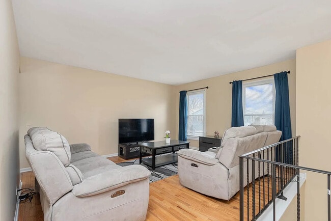 Foto del edificio - 572 Oswego Dr