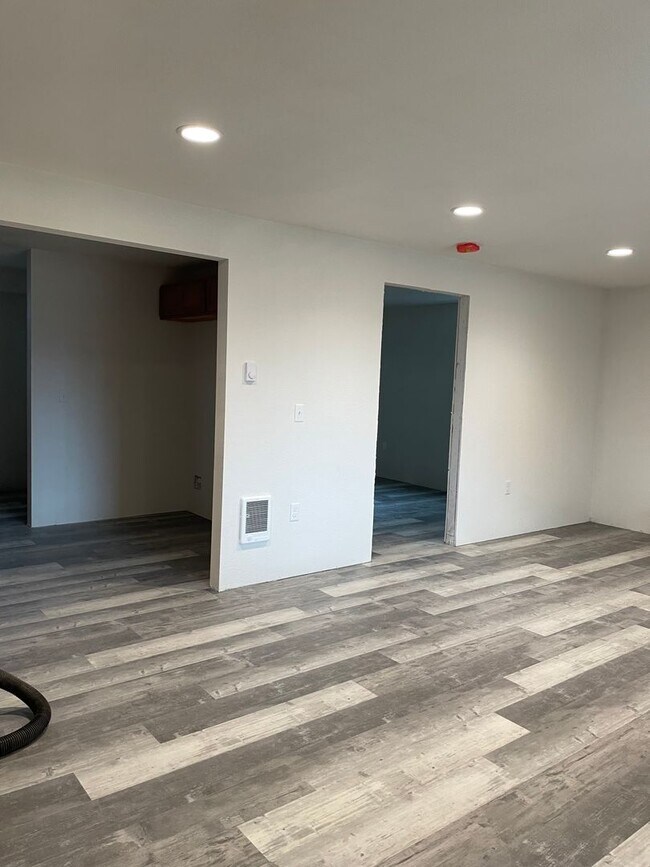 Foto del edificio - 1 Bedroom, 1 bath lower basement apartment!