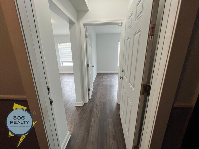 Foto del edificio - 3420 W Irving Park Rd