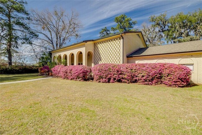 Building Photo - Spacious 4-bedroom, 3.5-bathroom house in ...