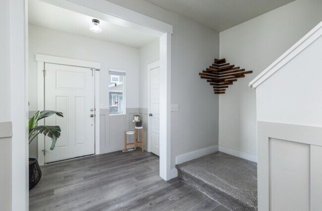 Building Photo - Modern 3-Bed Home with Finished Basement