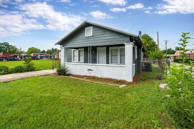 Building Photo - Your Dream Rental Awaits – Fully Renovated and Move-In Ready!
