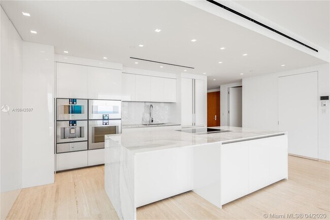Foto del edificio - 10201 Collins Ave