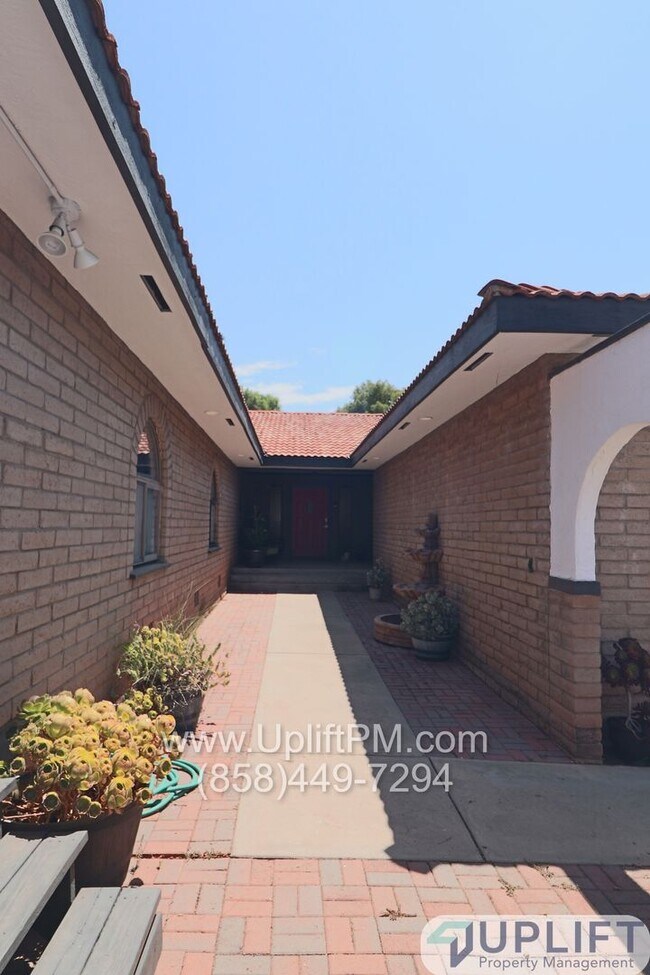 Building Photo - Split level, 3,000+ sqft home in the Estat...