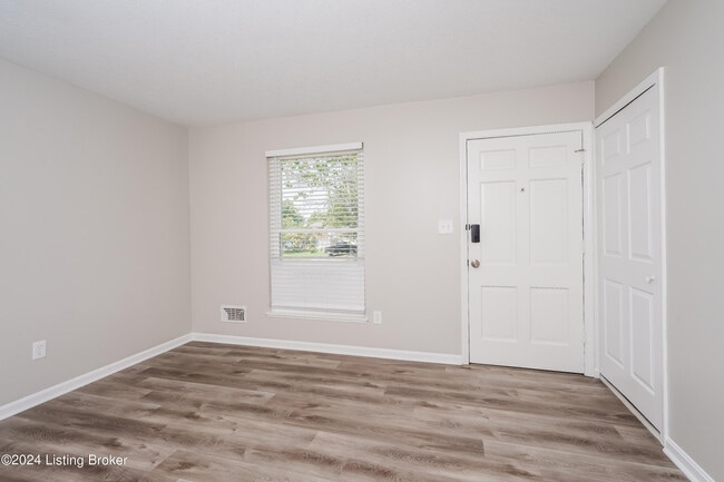 Foto del edificio - 5911 Carmelwood Cir