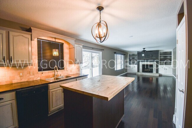 Building Photo - 4 Bedroom 3 Bath Home 3 Car Garage with la...