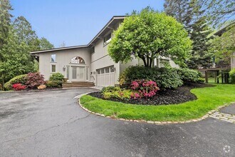 Building Photo - 25 Laurus Ln