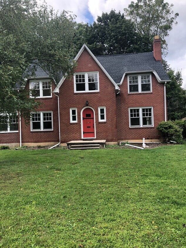 Foto principal - 245 E Hamilton Ave