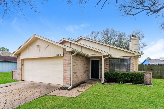 Foto del edificio - 10810 Lakewood Oaks Dr