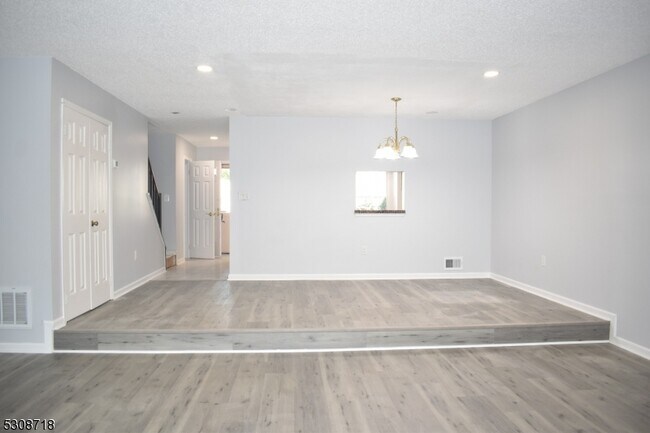 Building Photo - 7 Kirby Ln